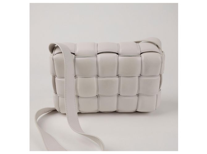 Bottega Veneta Bolsa crossbody acolchoada com fivela dourada - vista 3