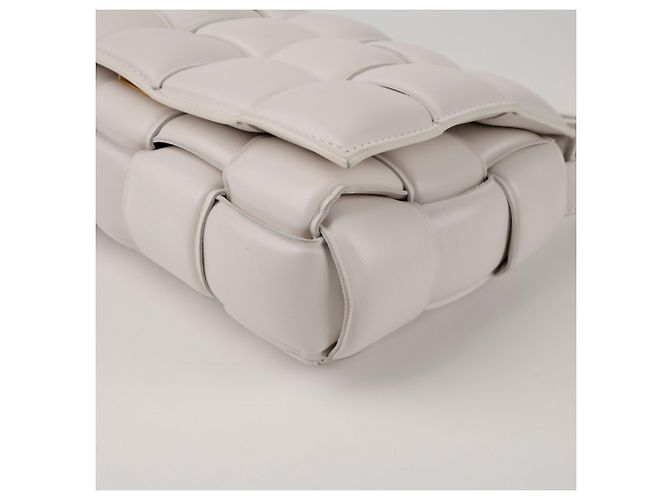 Bottega Veneta Bolsa crossbody acolchoada com fivela dourada - vista 9