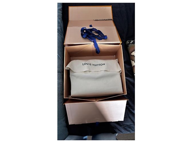 Louis Vuitton Sac Plat XS Monogram Empreinte Leather Handbag White - vista 14