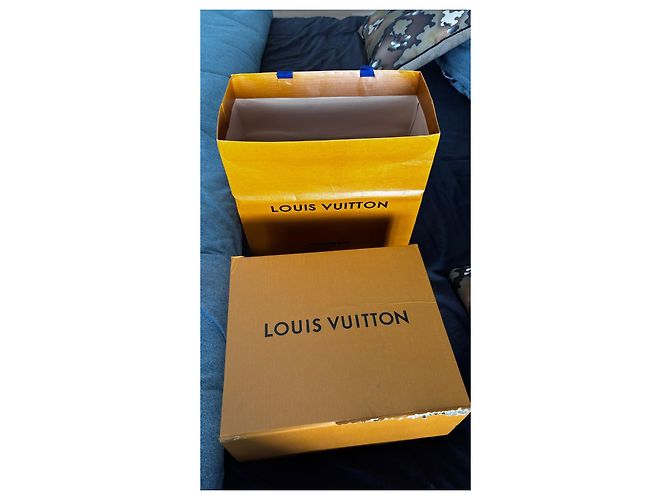 Louis Vuitton Sac Plat XS Monogram Empreinte Leather Handbag White - vista 15