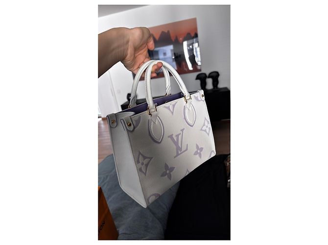 Louis Vuitton Sac Plat XS Monogram Empreinte Leather Handbag White - vista 3