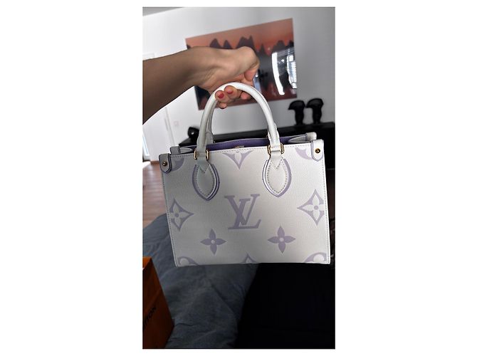Louis Vuitton Sac Plat XS Monogram Empreinte Leather Handbag White - vista 4
