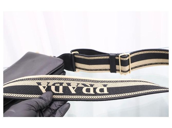 Prada Borsa a tracolla in pelle con logo triangolare dorato - vista 14