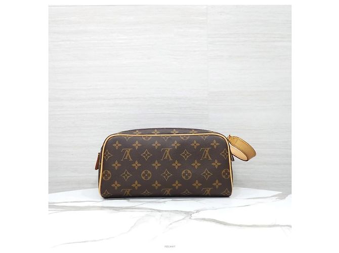 Louis Vuitton Necessaire Monogram - vista 3