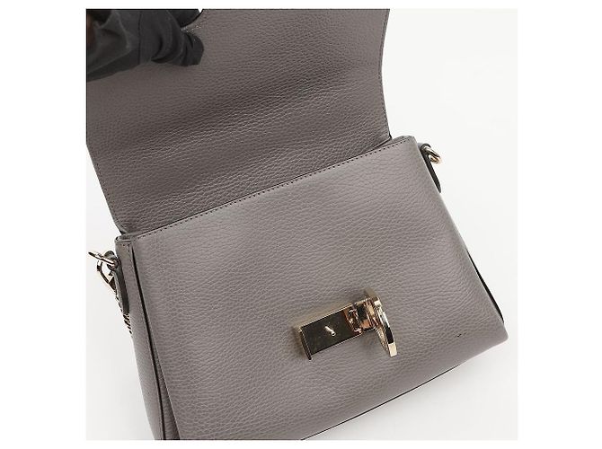 Gucci Bolsa de Ombro com Corrente e Alça de Mão em Couro Entrelaçado Cinza - vista 8