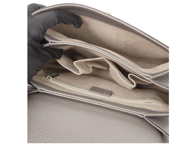 Gucci Bolsa de Ombro com Corrente e Alça de Mão em Couro Entrelaçado Cinza - vista 9