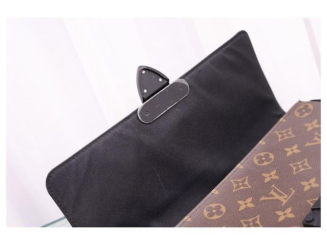 Louis Vuitton Clutch Monogram Lock Pouch - vista 15