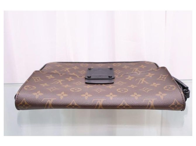 Louis Vuitton Clutch Monogram Lock Pouch - vista 6