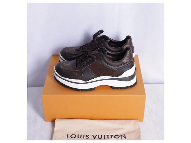 Louis Vuitton Sneakers in camoscio Monogram - vista 3