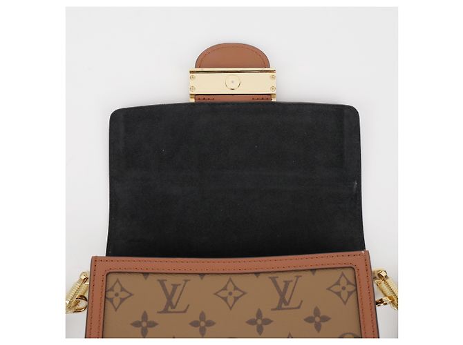 Louis Vuitton Mini Dolphin Schultertasche aus Reverse Monogram Canvas - Ansicht 21