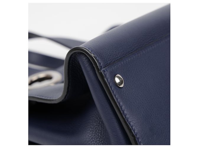 Burberry Borsa Tote in pelle blu navy con occhielli e stemma argento - vista 10