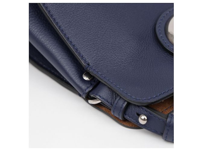 Burberry Borsa Tote in pelle blu navy con occhielli e stemma argento - vista 15