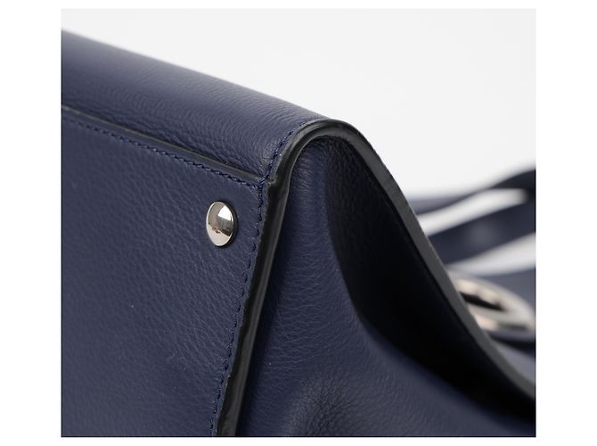Burberry Borsa Tote in pelle blu navy con occhielli e stemma argento - vista 9