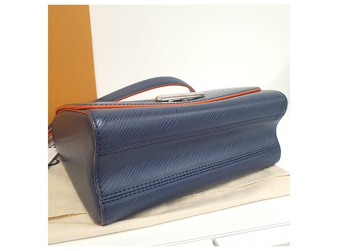 Borsa a mano Louis Vuitton Twist MM Blu Navy - vista 6