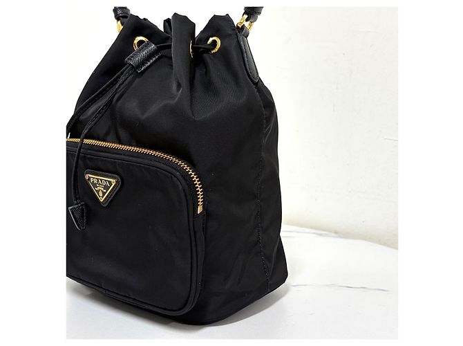 Prada Bolso Bucket de Nylon con Logo Triangular y Cordón Negro - vista 10