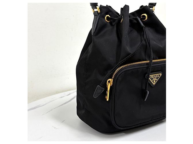 Prada Bolso Bucket de Nylon con Logo Triangular y Cordón Negro - vista 11