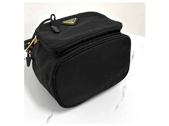 Prada Bolso Bucket de Nylon con Logo Triangular y Cordón Negro - vista 12