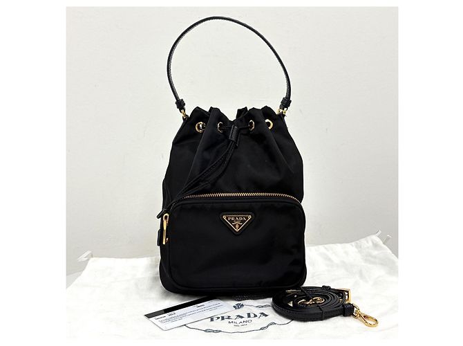 Prada Bolso Bucket de Nylon con Logo Triangular y Cordón Negro - vista 2