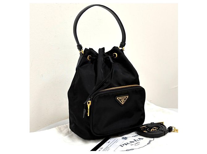 Prada Bolso Bucket de Nylon con Logo Triangular y Cordón Negro - vista 3
