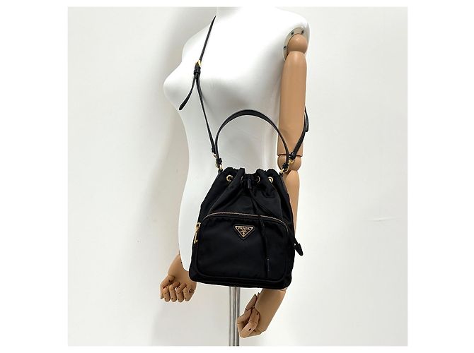Prada Bolso Bucket de Nylon con Logo Triangular y Cordón Negro - vista 4