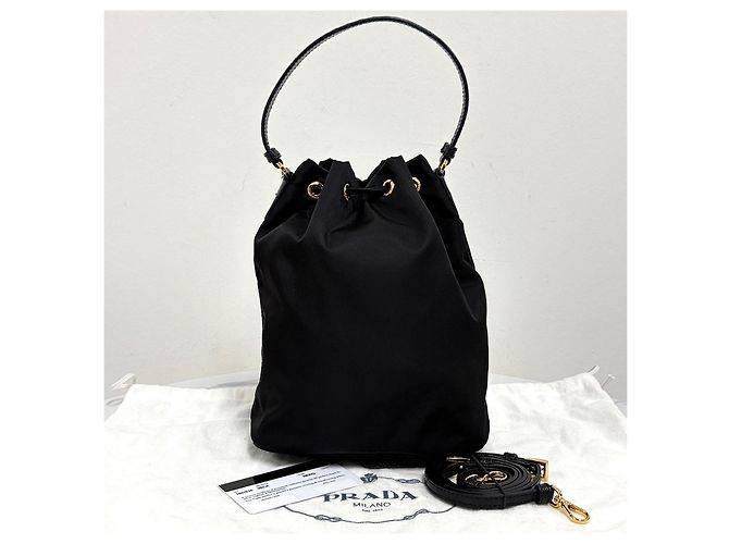Prada Bolso Bucket de Nylon con Logo Triangular y Cordón Negro - vista 5
