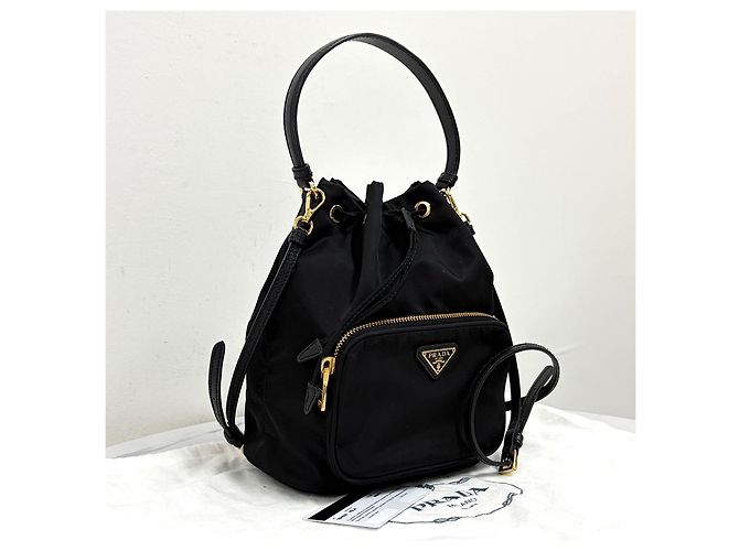 Prada Bolso Bucket de Nylon con Logo Triangular y Cordón Negro - vista 6