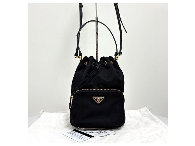 Prada Bolso Bucket de Nylon con Logo Triangular y Cordón Negro - vista 7