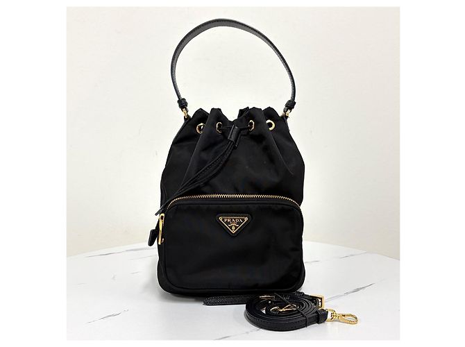 Prada Bolso Bucket de Nylon con Logo Triangular y Cordón Negro - vista 8