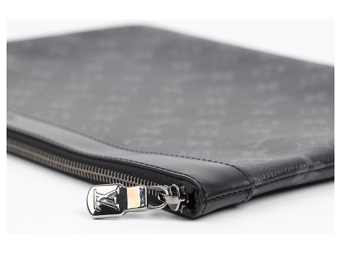 Louis Vuitton Pochette Discovery Monogram Eclipse Canvas Clutch - vue 11