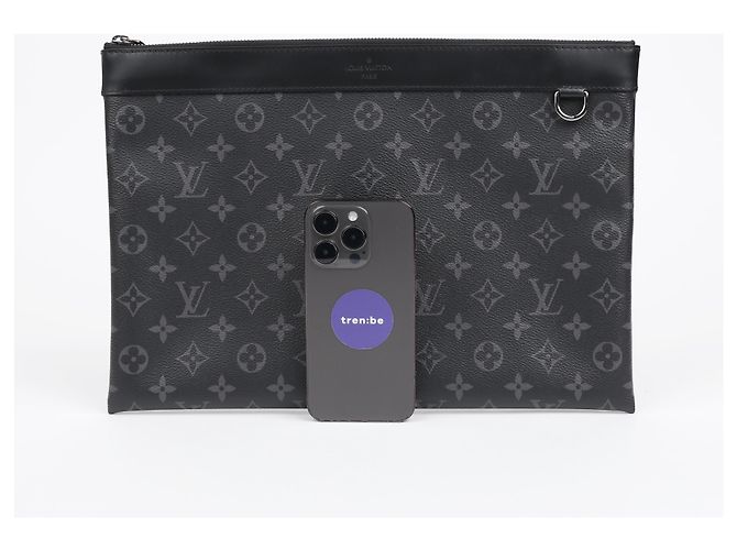 Louis Vuitton Pochette Discovery Monogram Eclipse Canvas Clutch - vue 13