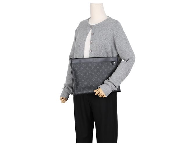 Louis Vuitton Pochette Discovery Monogram Eclipse Canvas Clutch - vue 14