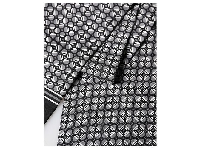 Dolce & Gabbana Foulard x Sciarpa in seta nera con motivi geometrici e frange - vista 3