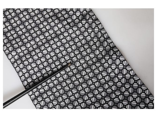 Dolce & Gabbana Foulard x Sciarpa in seta nera con motivi geometrici e frange - vista 5