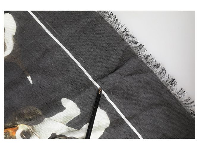Dolce & Gabbana Sciarpa frangiata con stampa cane in lana modal nera - vista 5