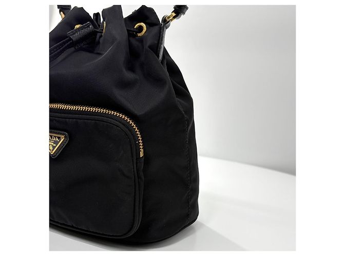 Prada Borsa bucket a tracolla Triangle Logo in Re-nylon Nero - vista 10