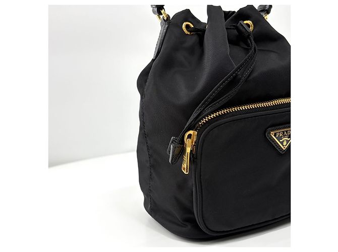 Prada Borsa bucket a tracolla Triangle Logo in Re-nylon Nero - vista 11