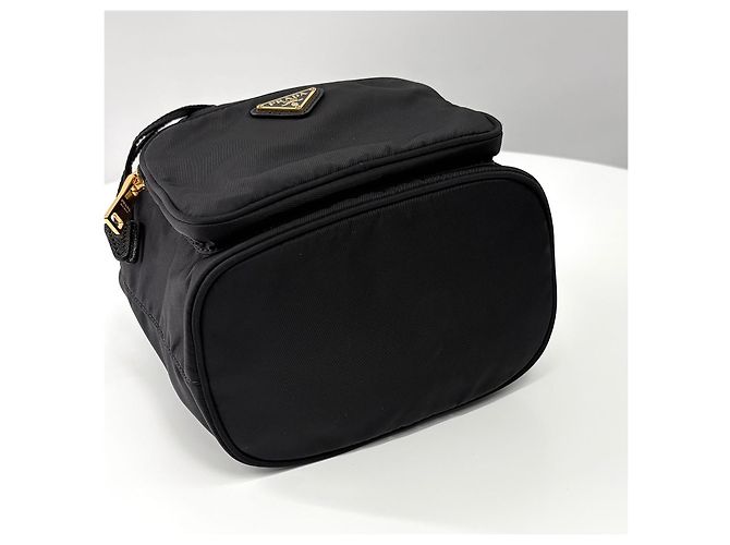 Prada Borsa bucket a tracolla Triangle Logo in Re-nylon Nero - vista 13