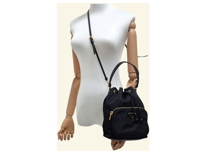 Prada Borsa bucket a tracolla Triangle Logo in Re-nylon Nero - vista 3