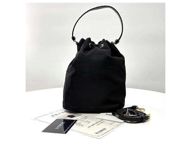 Prada Borsa bucket a tracolla Triangle Logo in Re-nylon Nero - vista 5