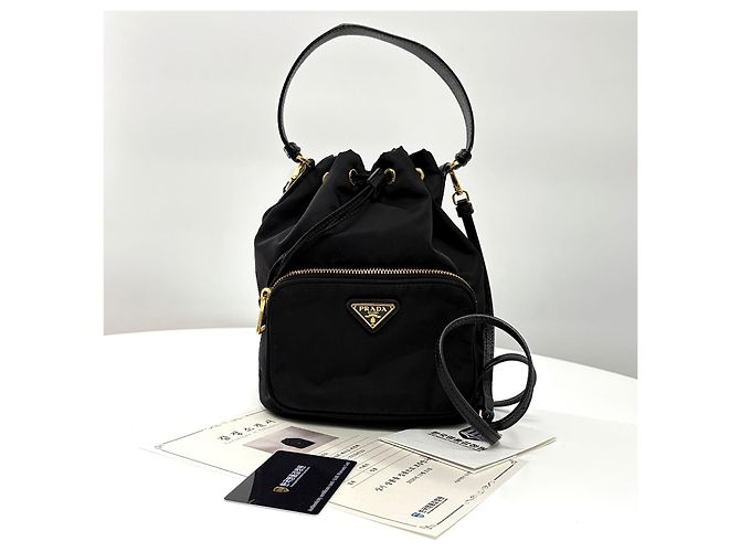 Prada Borsa bucket a tracolla Triangle Logo in Re-nylon Nero - vista 6