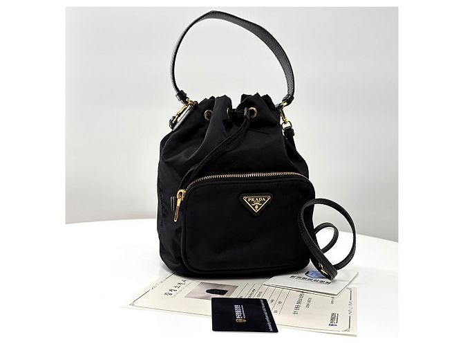 Prada Borsa bucket a tracolla Triangle Logo in Re-nylon Nero - vista 7