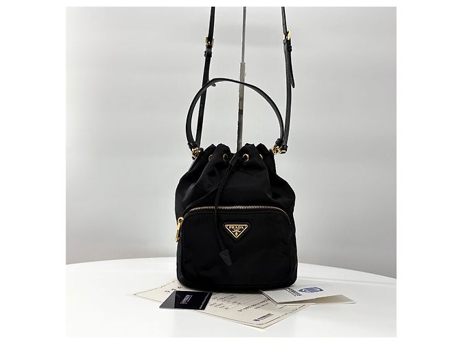 Prada Borsa bucket a tracolla Triangle Logo in Re-nylon Nero - vista 8