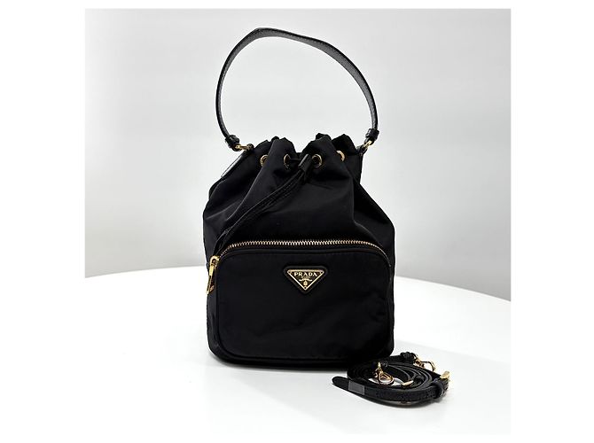 Prada Borsa bucket a tracolla Triangle Logo in Re-nylon Nero - vista 9