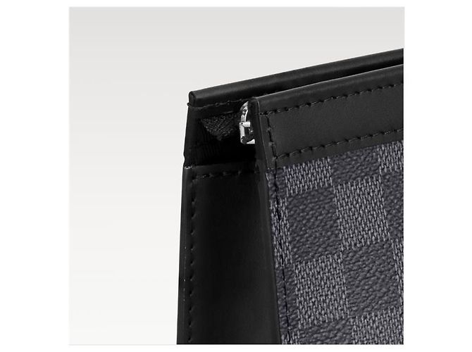 Louis Vuitton Pochette Voyage MM Damier Pattern Black - vue 3