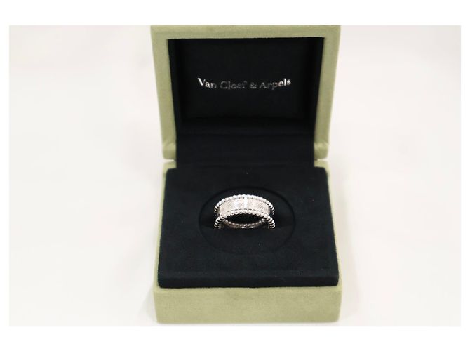 Van Cleef & Arpels Anello Signature in Oro Bianco - vista 2