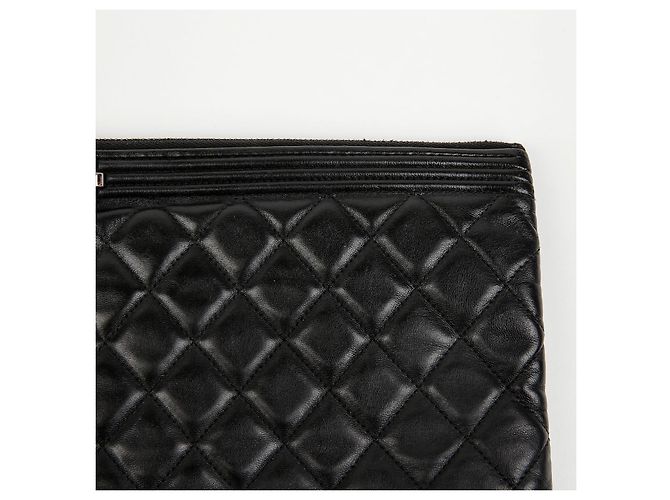 Chanel Clutch Boy in pelle d'agnello nera - vista 3