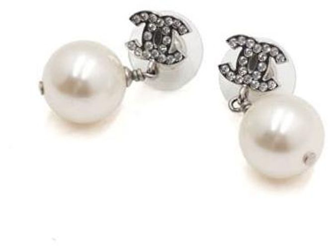 Chanel Orecchini Season Silver Crystal CC Logo Pearl Drop - vista 2