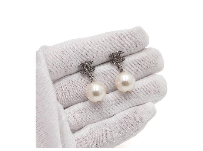 Chanel Orecchini Season Silver Crystal CC Logo Pearl Drop - vista 5