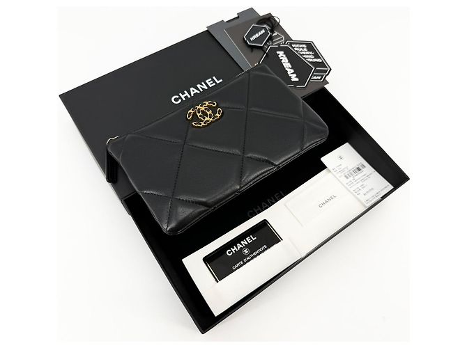 Pochette Chanel 19 Small in pelle nera - vista 2