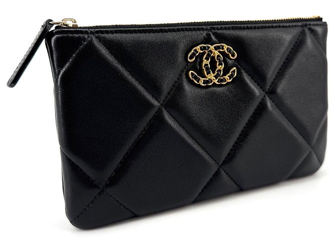 Pochette Chanel 19 Small in pelle nera - vista 3